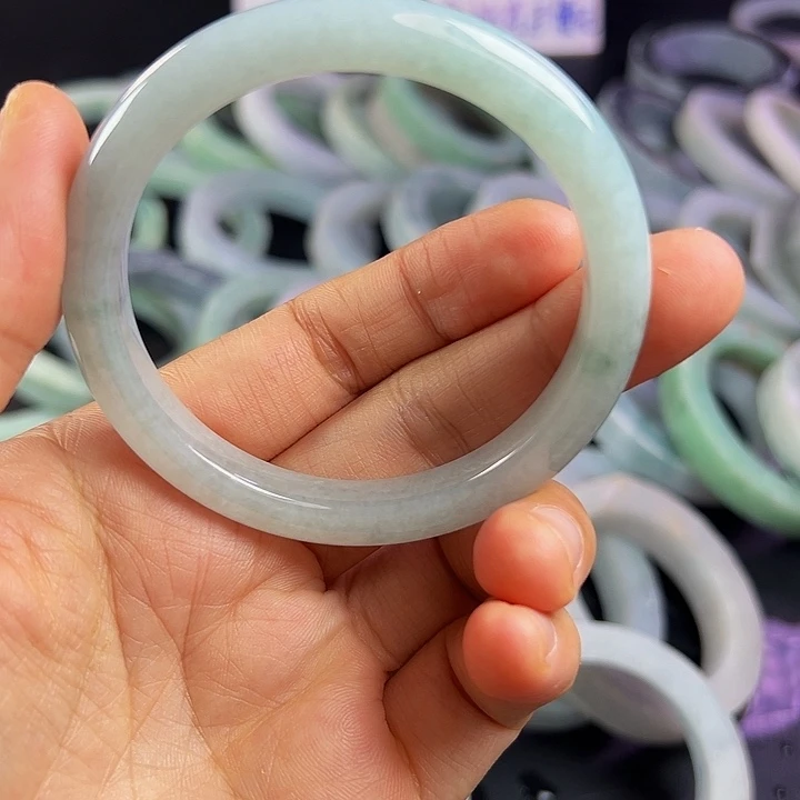 翡翠手镯未镶嵌翡翠