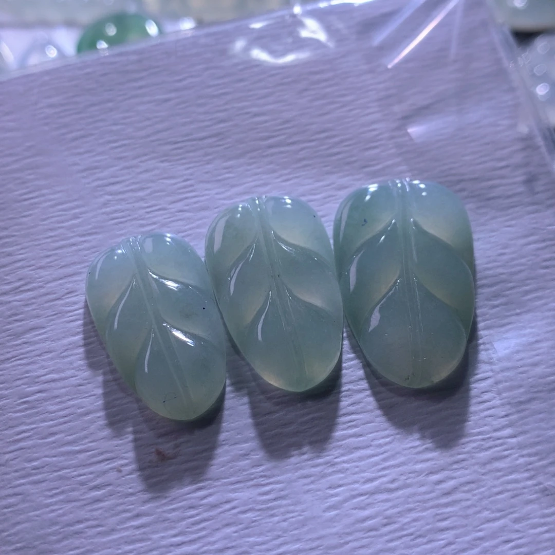 翡翠未镶嵌颈饰一手