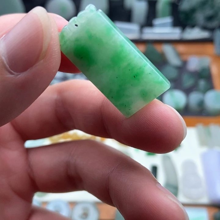 定制翡翠未镶嵌天然缅甸翡翠A货，满绿无事牌