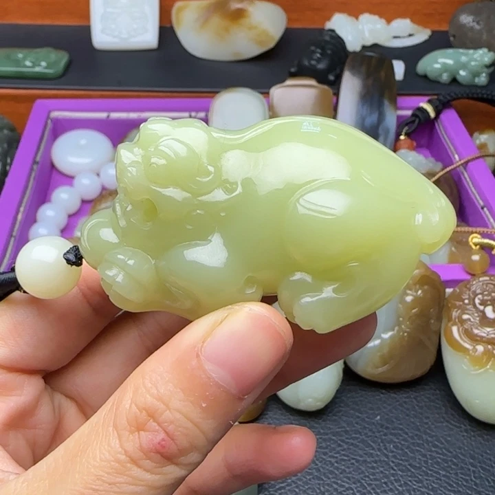 小***V和田玉（糖玉）未镶嵌挂件