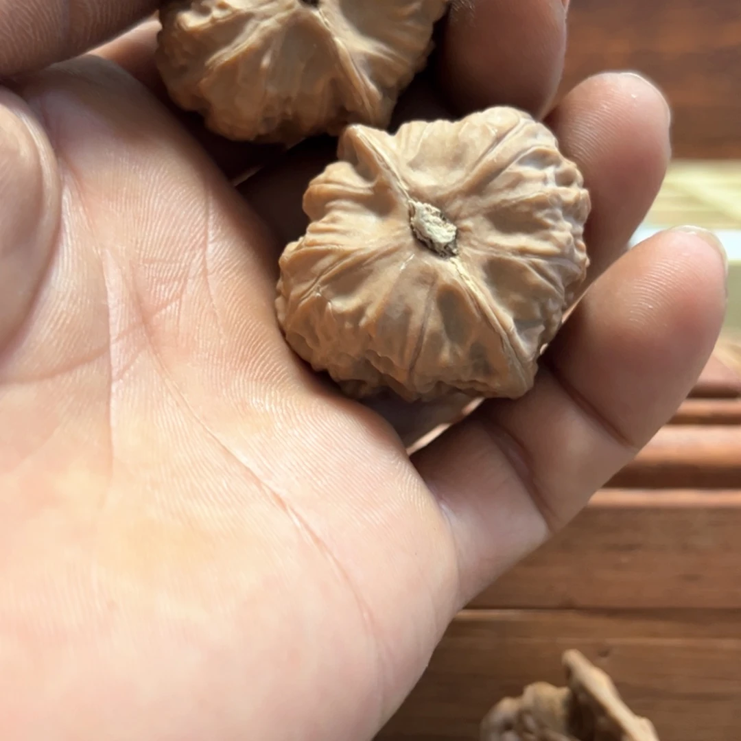 D***灿吊坠桃核红zuanshi核桃一对