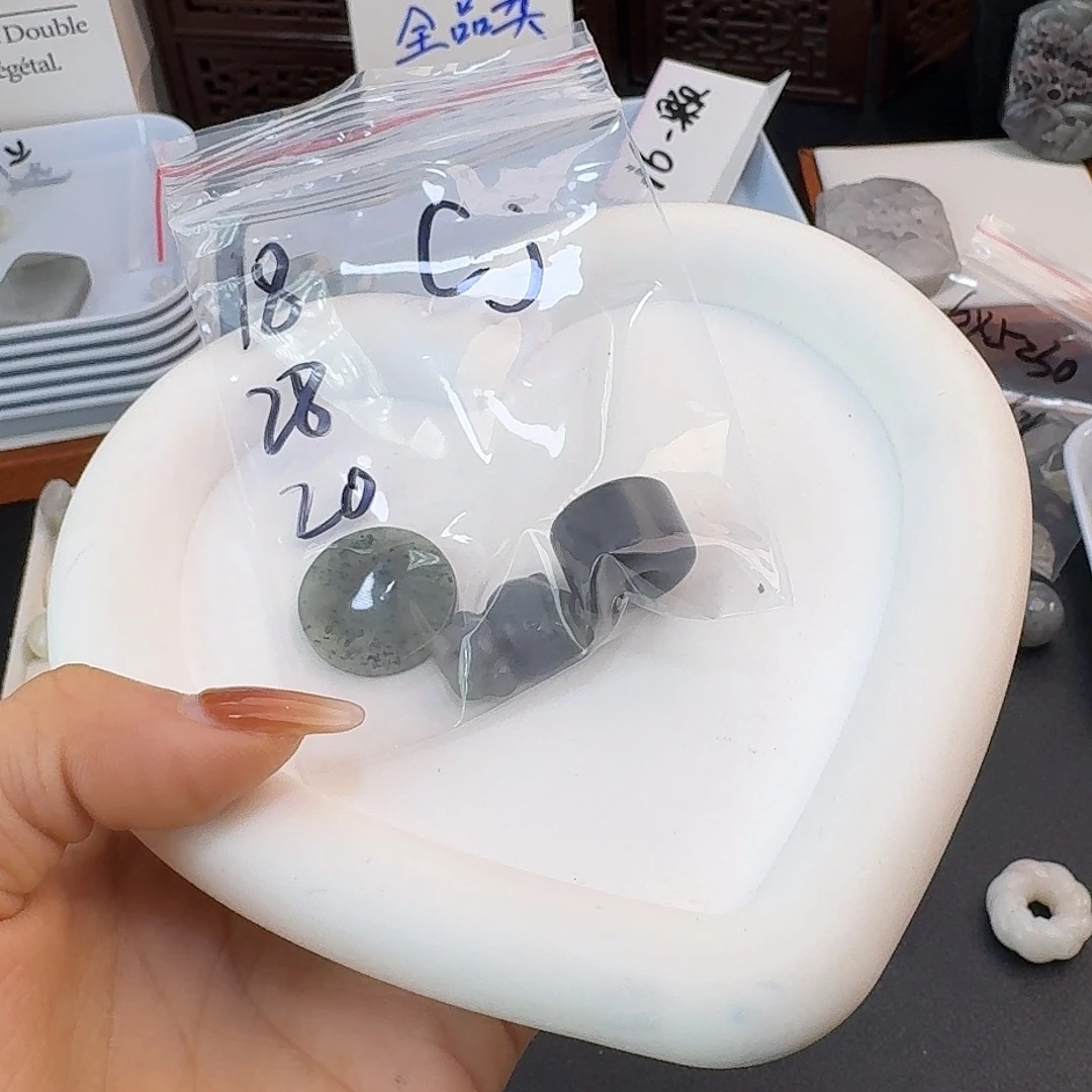 c***j和田玉未镶嵌珠宝半成品
