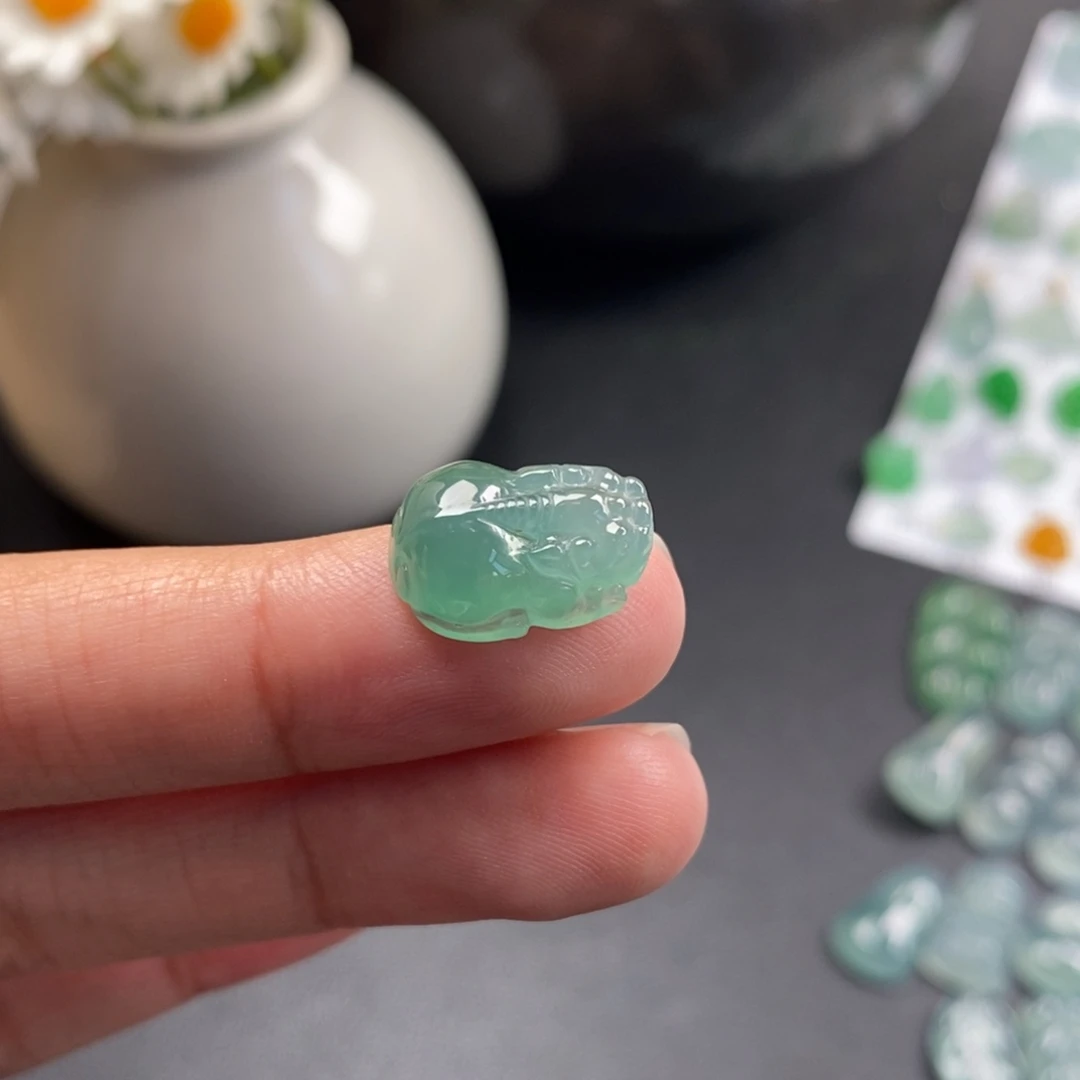 翡翠裸石晴绿貔貅