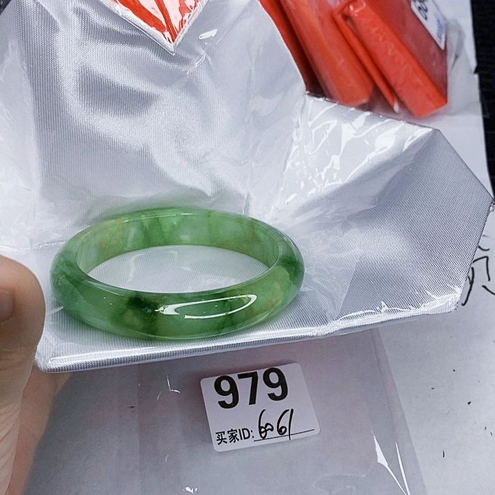 翡翠未镶嵌手镯一图一物实物为准（微瑕处理）