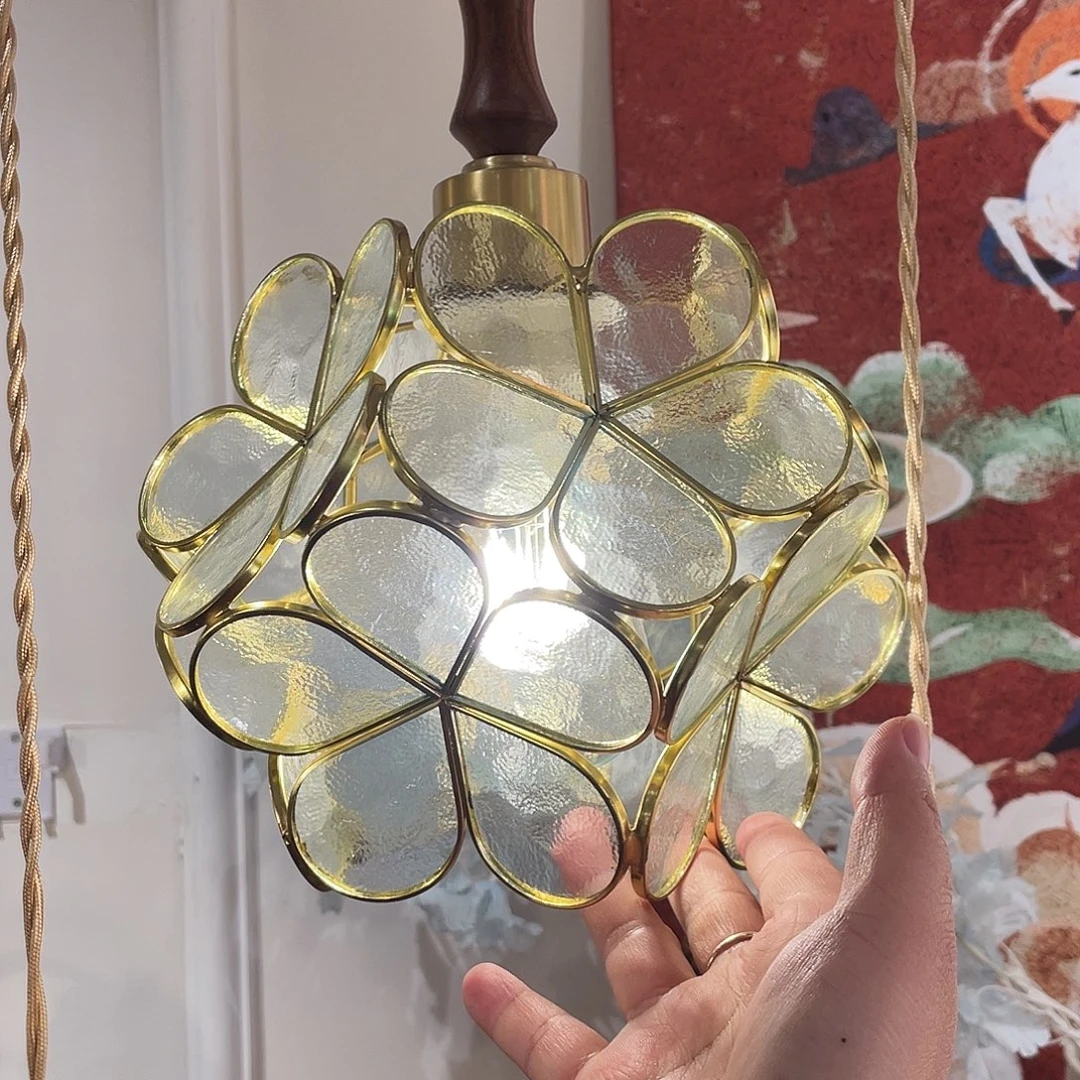 吊线三色光透明色绣球，没有胡桃木