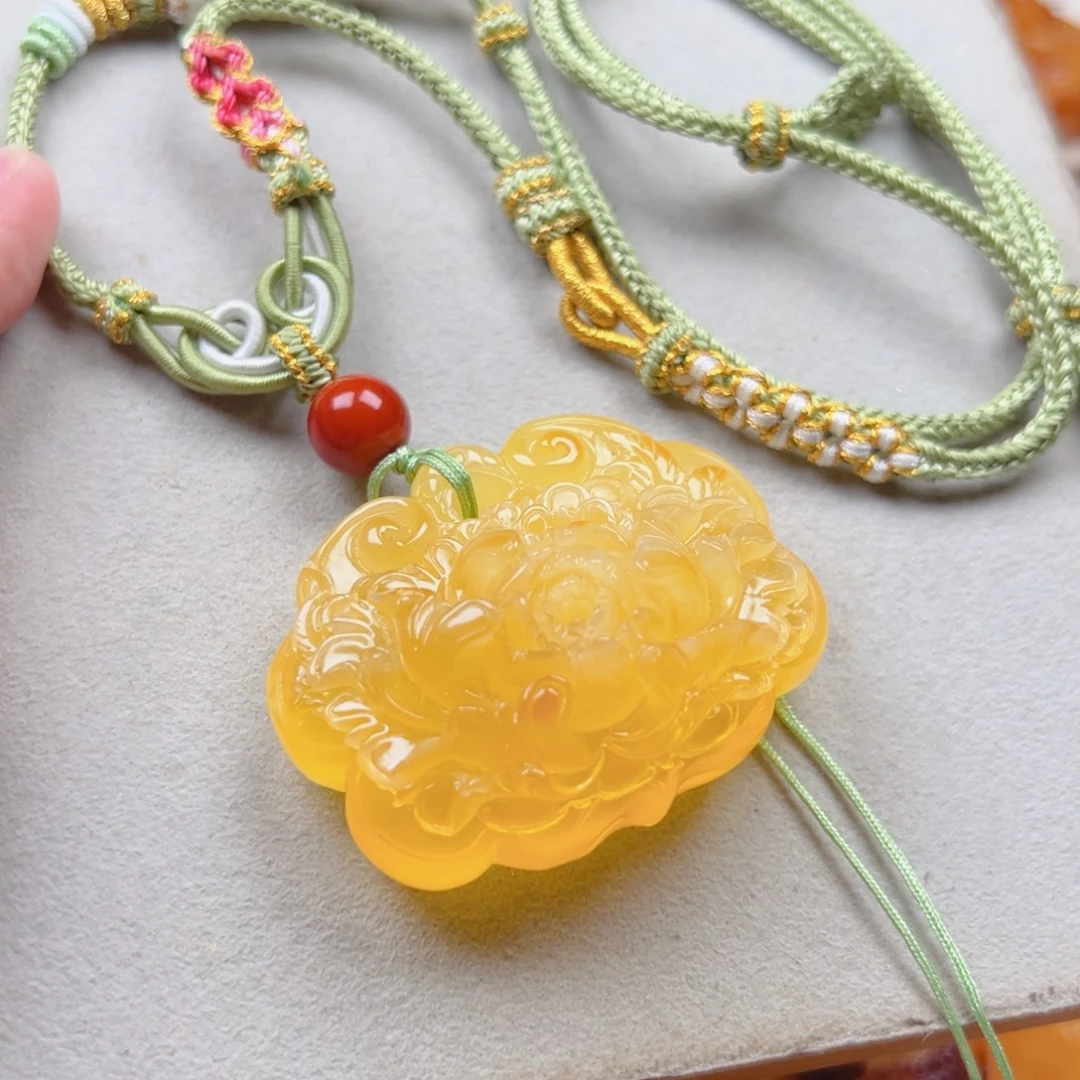 蜜蜡未镶嵌颈饰牡丹花如意锁