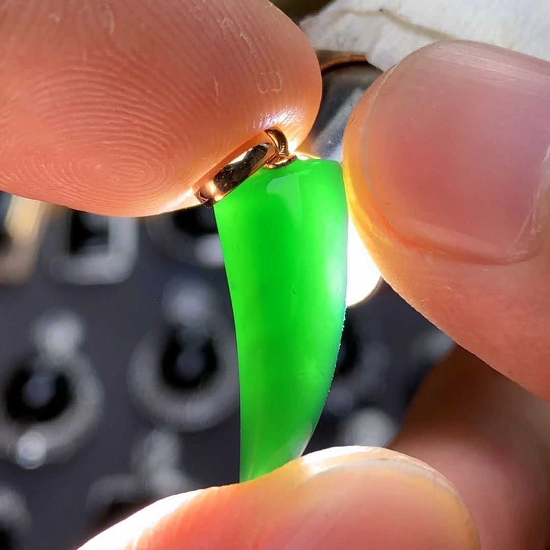 颈饰18K金镶嵌翡翠墨翠吊坠