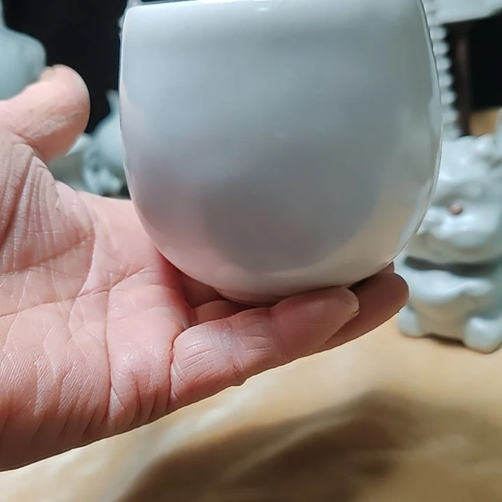 月白釉官瓷龙蛋杯