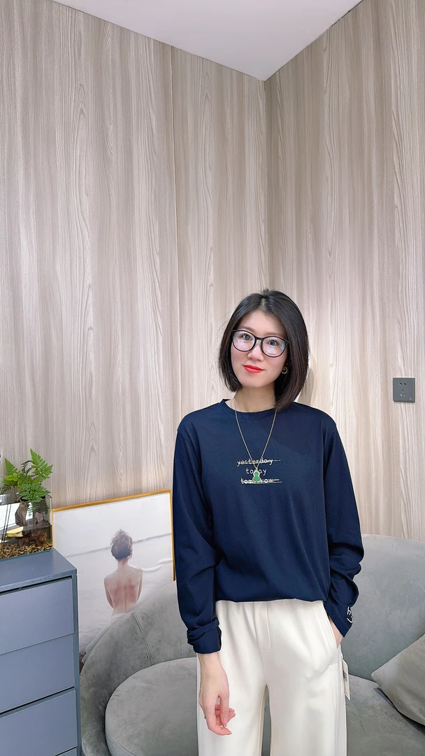 春夏款圆领字母设计纯色长袖显瘦高级洋气款女款长袖休闲宽松
