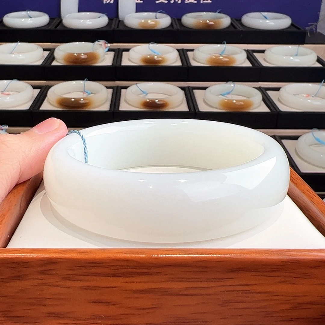 和田玉未镶嵌手镯