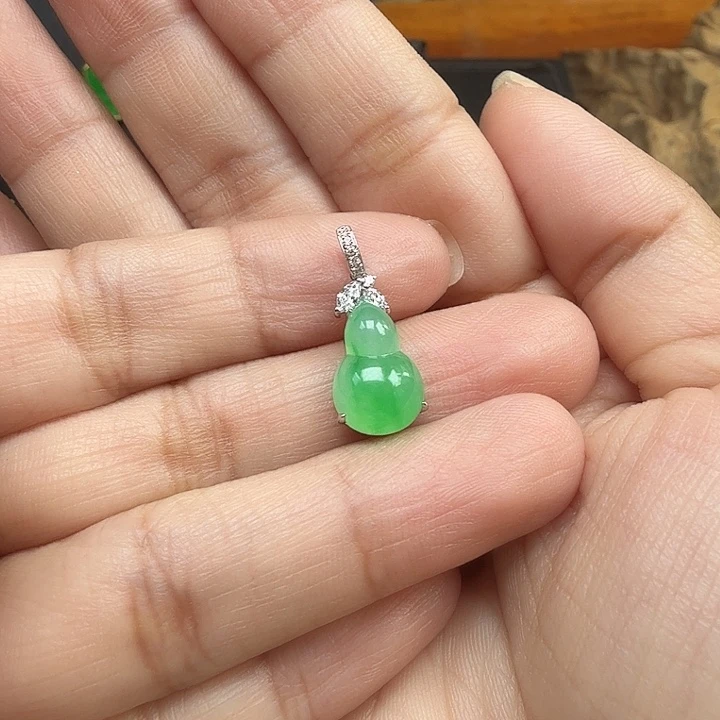 颈饰18K金镶嵌翡翠