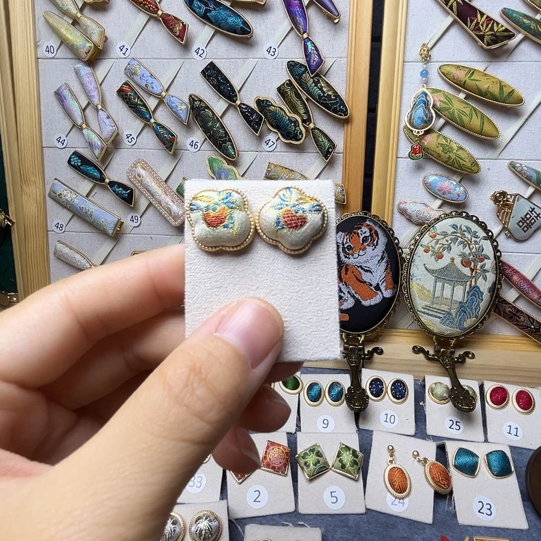 布艺锌合金事事如意耳钉一对