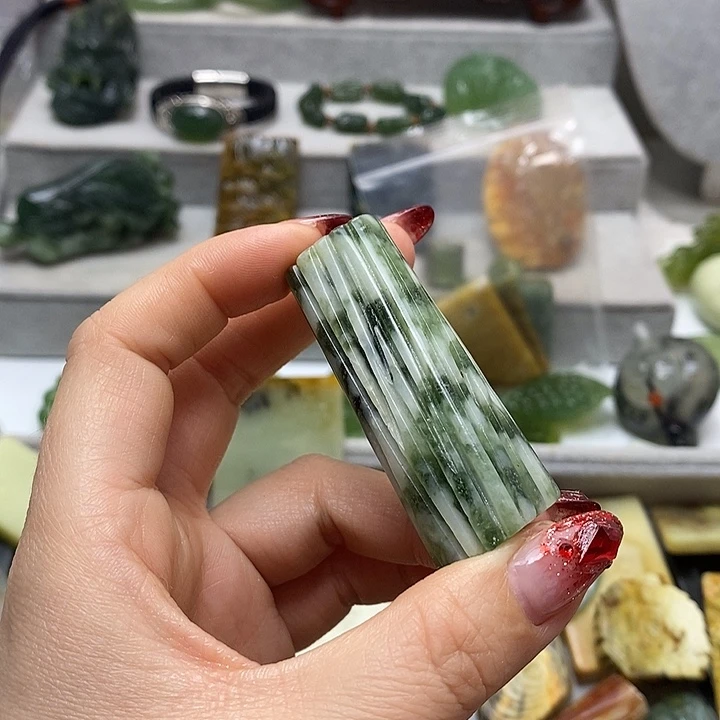 蛇纹石玉挂件未镶嵌古*门