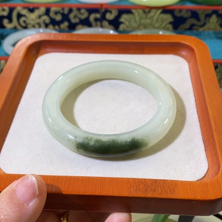 和田玉未镶嵌手镯