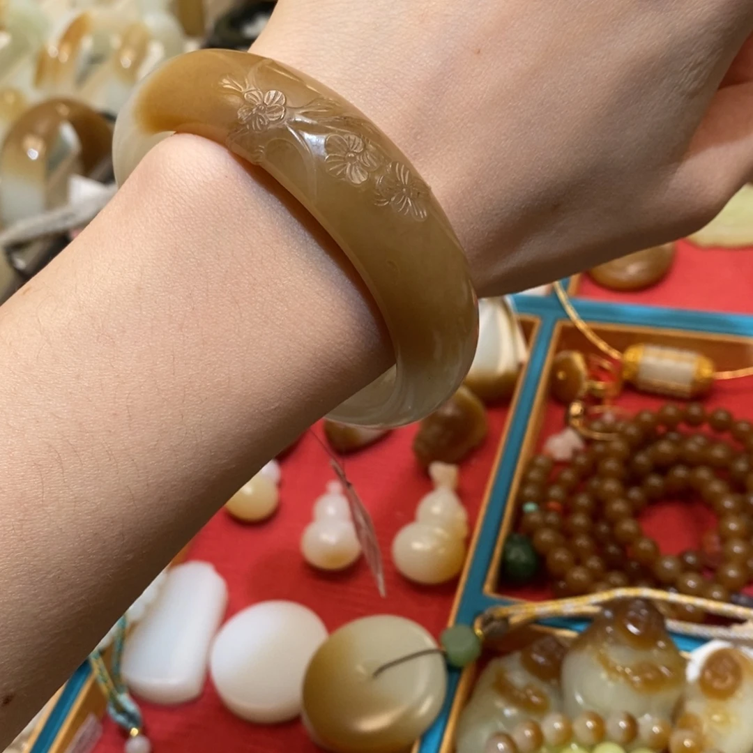 和田玉未镶嵌手镯