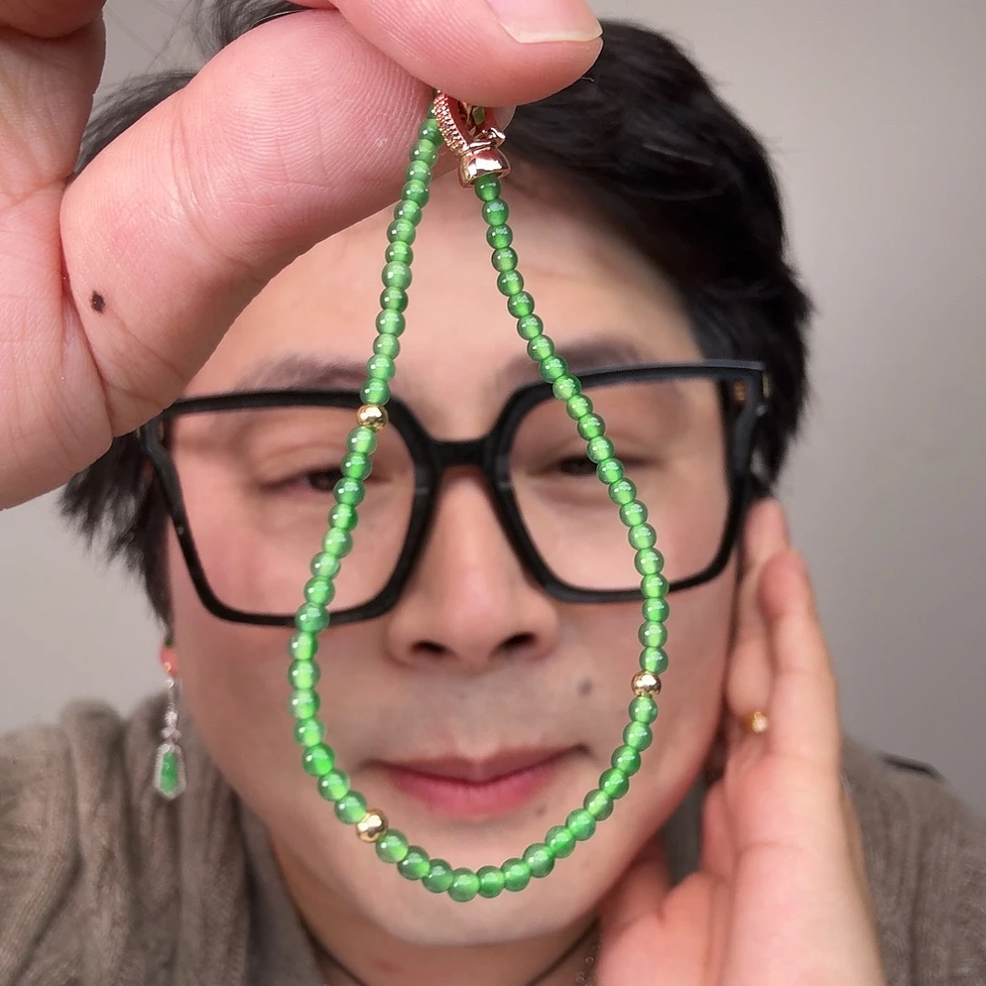 翡翠未镶嵌颈饰一件