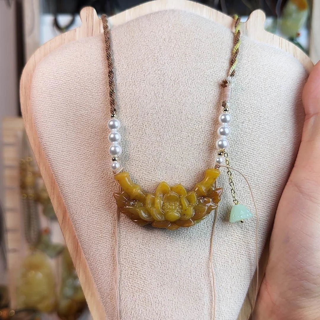 蛇纹石玉未镶嵌颈饰