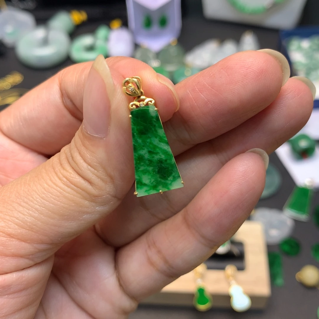 翡翠18K金镶嵌吊坠(不含链)有纹裂