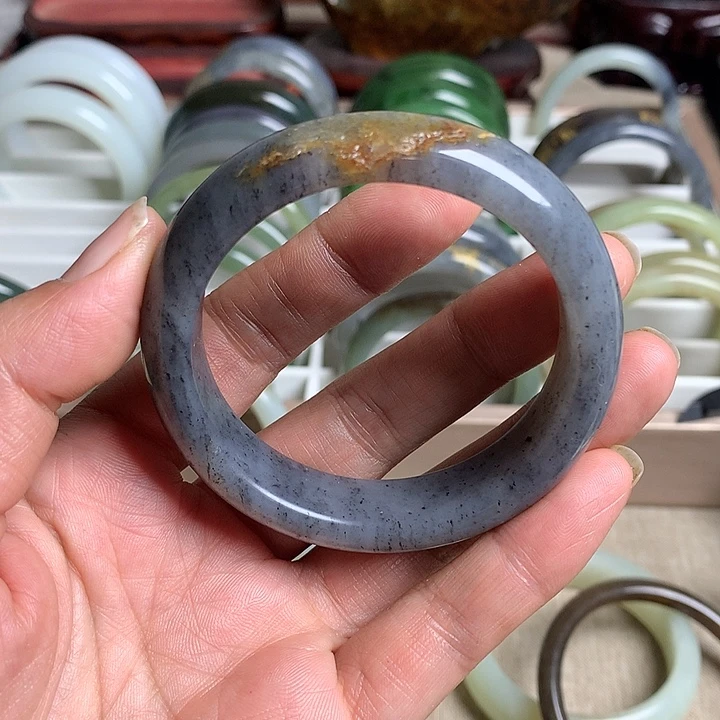 钮***吒和田玉（糖玉）未镶嵌手镯