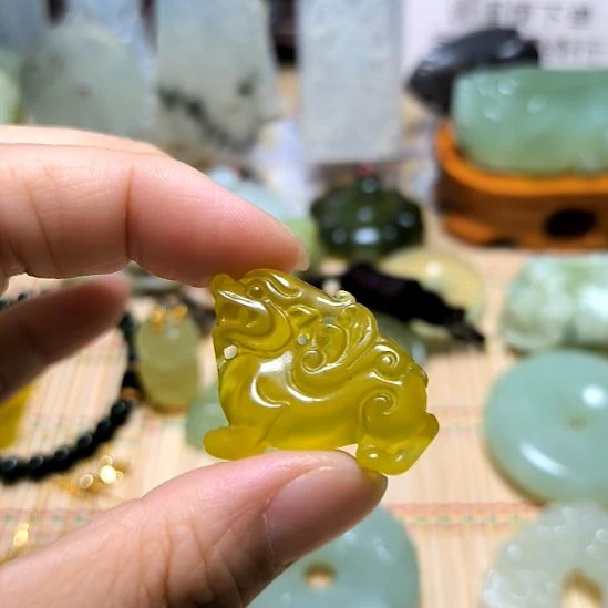 蛇纹石玉未镶嵌颈饰