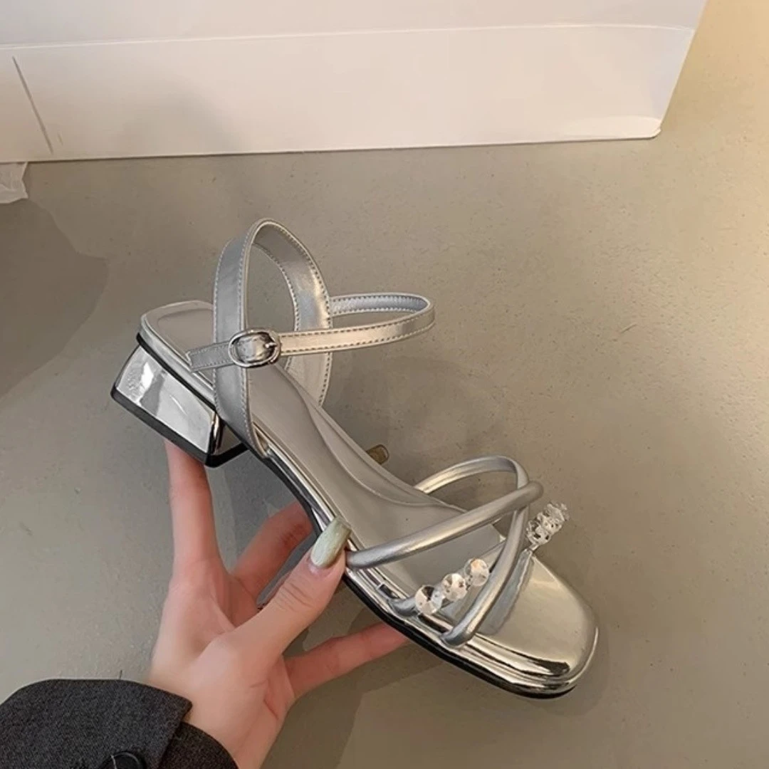 安踏联名部派露趾凉鞋女2025年春夏新款交叉带水钻粗跟配裙子不累