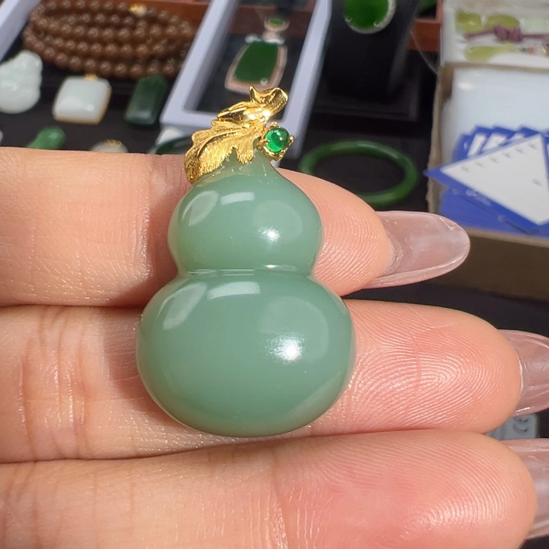 和田玉（碧玉）18K金镶嵌颈饰粉青无瑕过灯葫芦吊坠