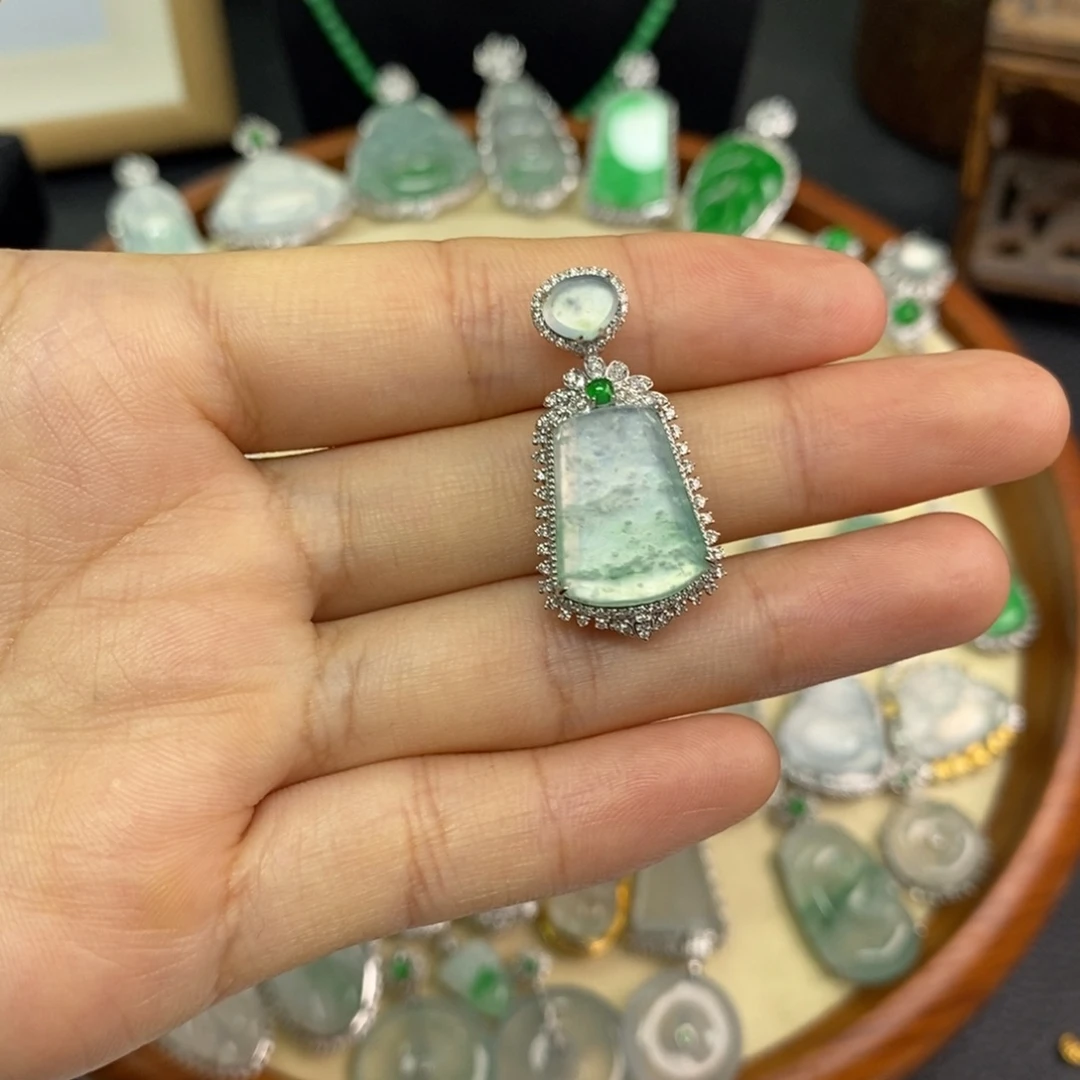 翡翠18K金镶嵌颈饰翡翠