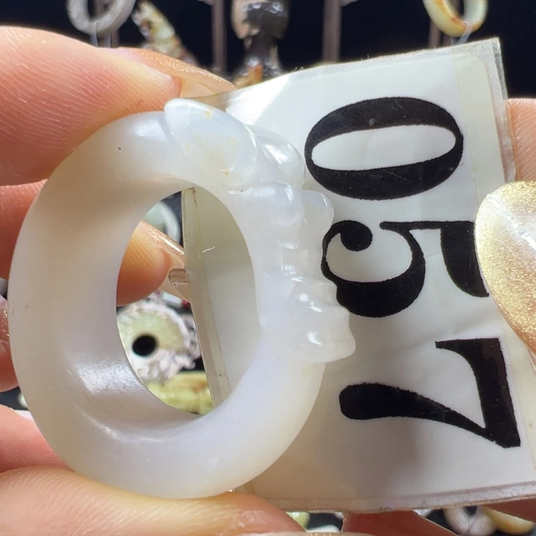 和田玉未镶嵌把件