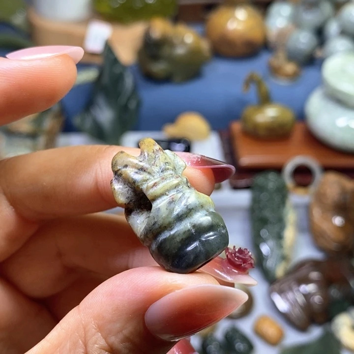 未镶嵌岫岩河磨玉（透闪石质玉）挂件通孔太阳人