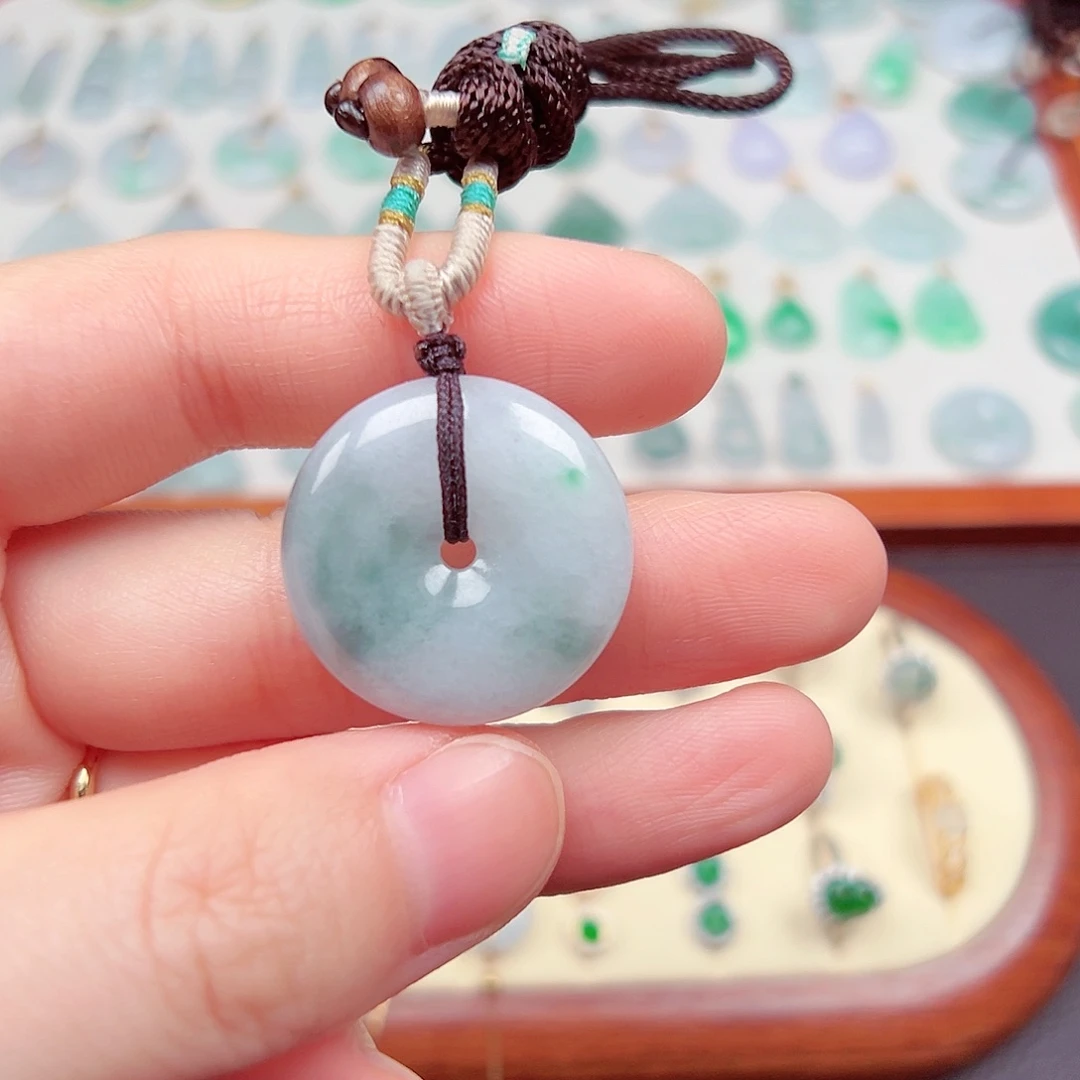 翡翠颈饰未镶嵌平安扣