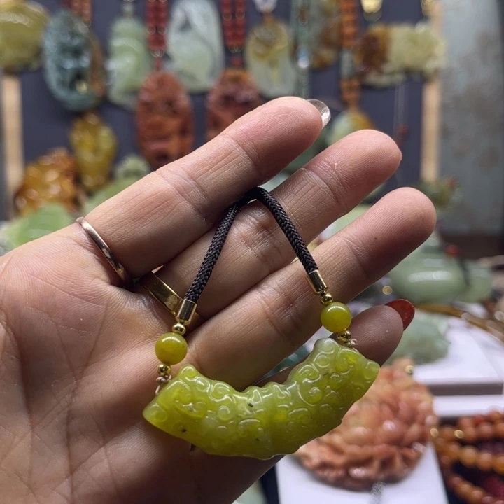 蛇纹石玉未镶嵌颈饰