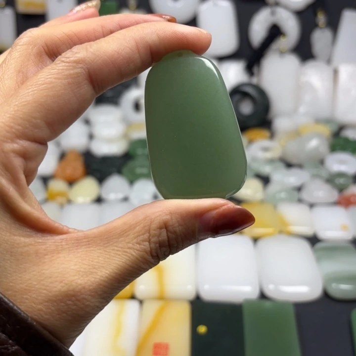 石英质玉（金丝玉）未镶嵌颈饰