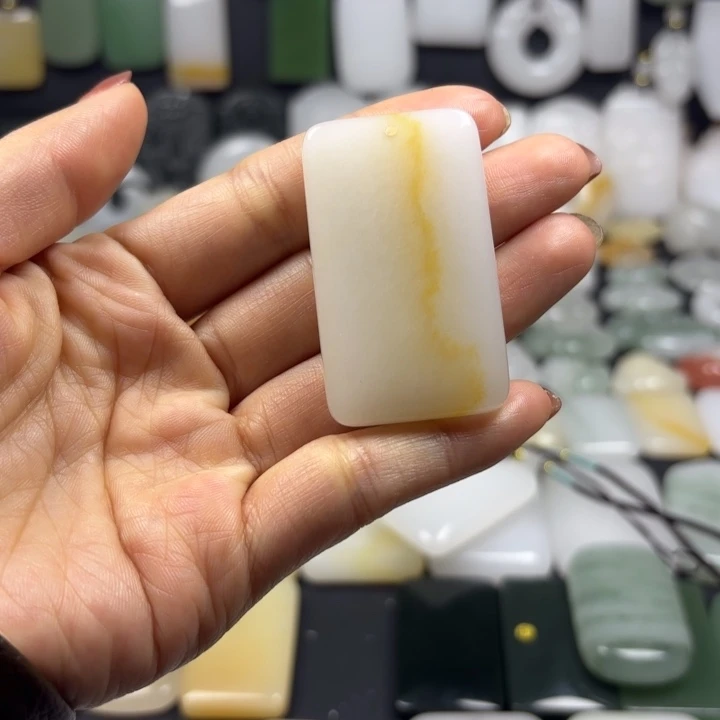 石英质玉（金丝玉）未镶嵌颈饰