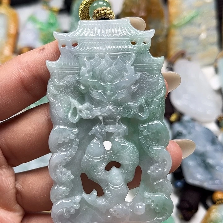 翡翠未镶嵌颈饰龙门