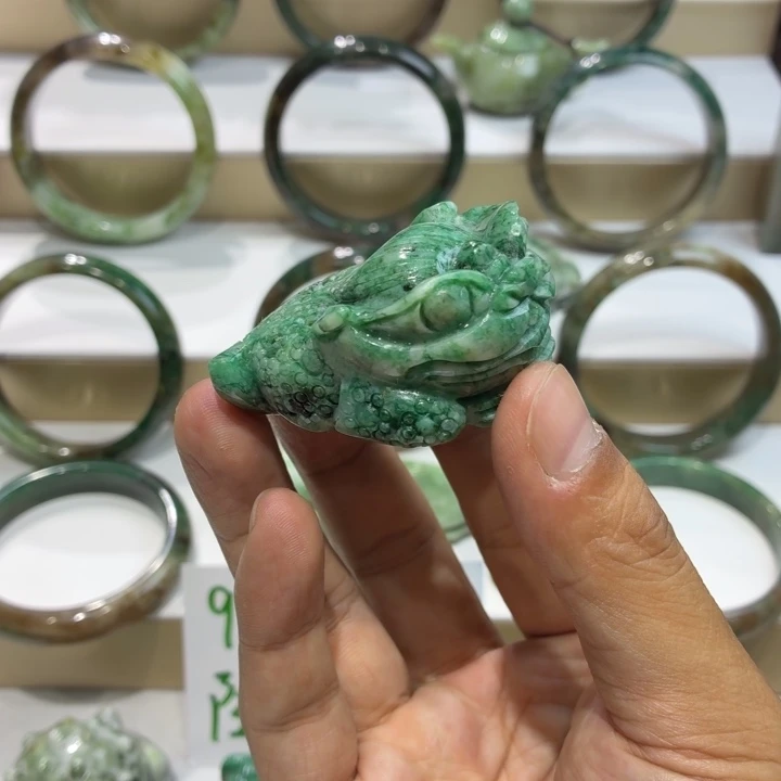 独山玉未镶嵌把件金蟾