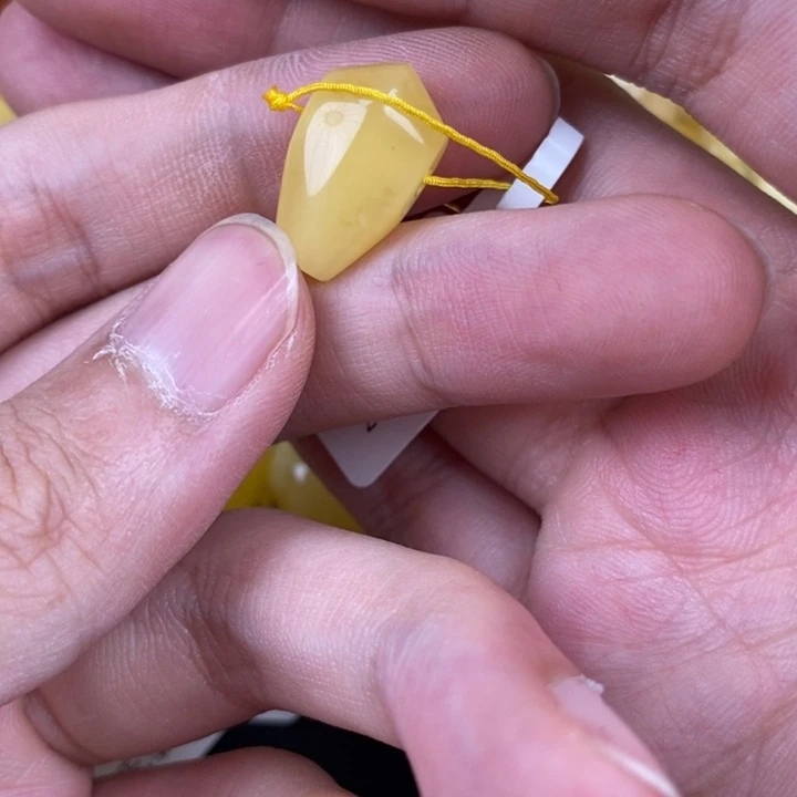 未镶嵌琥珀裸石微瑕76