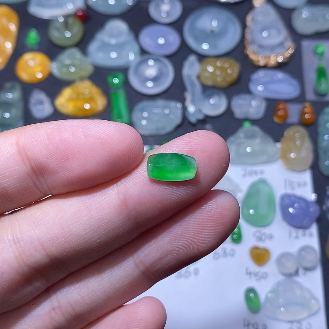 翡翠未镶嵌颈饰绿马鞍