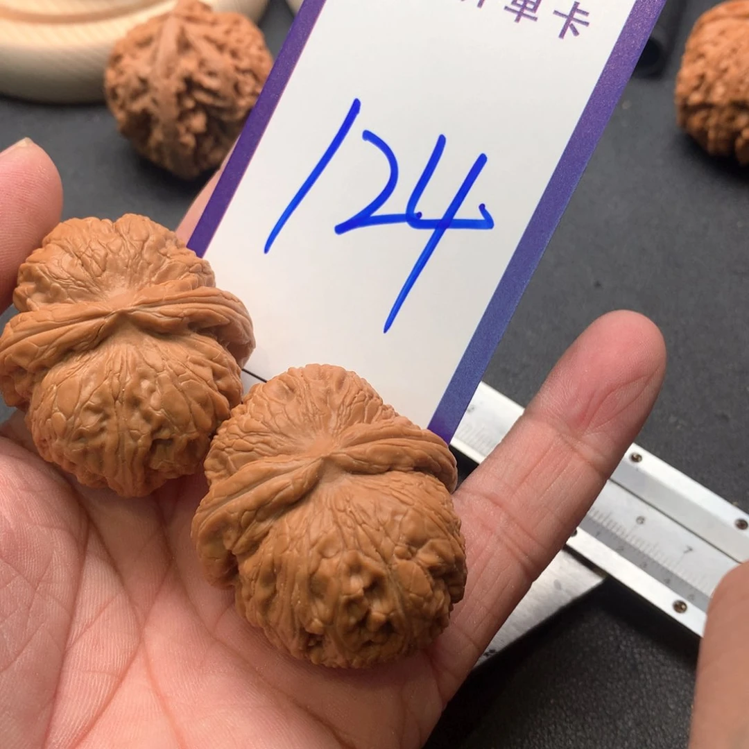 文玩核桃吊坠元宝