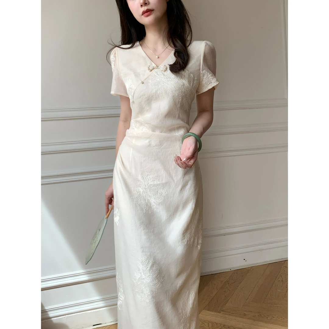小众女装2025夏新新中式国风气质优雅改良旗袍珍珠扣绣花白色连衣