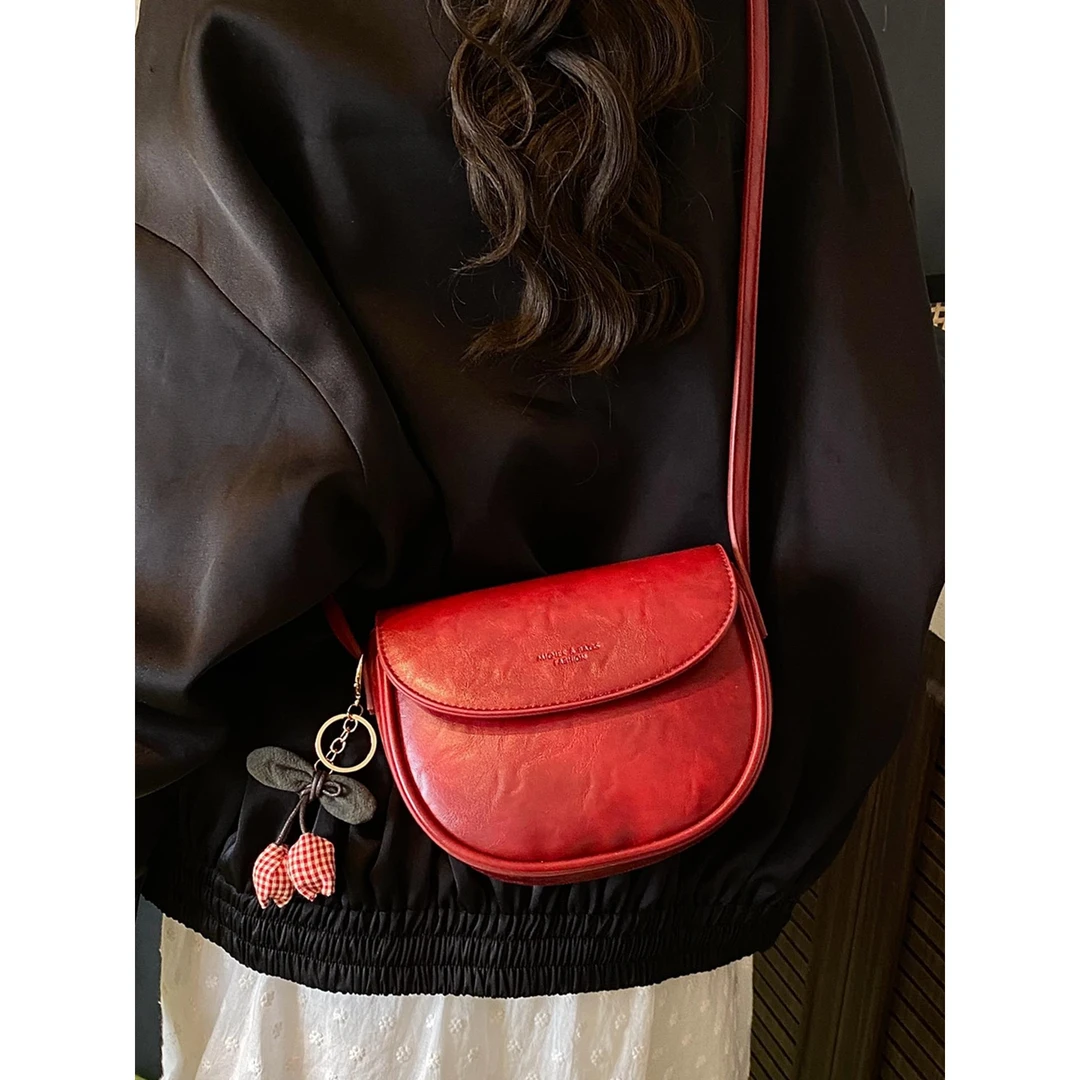 超火小众红色包包女2025新款简约百搭夏天单肩斜挎小包韩系马鞍包