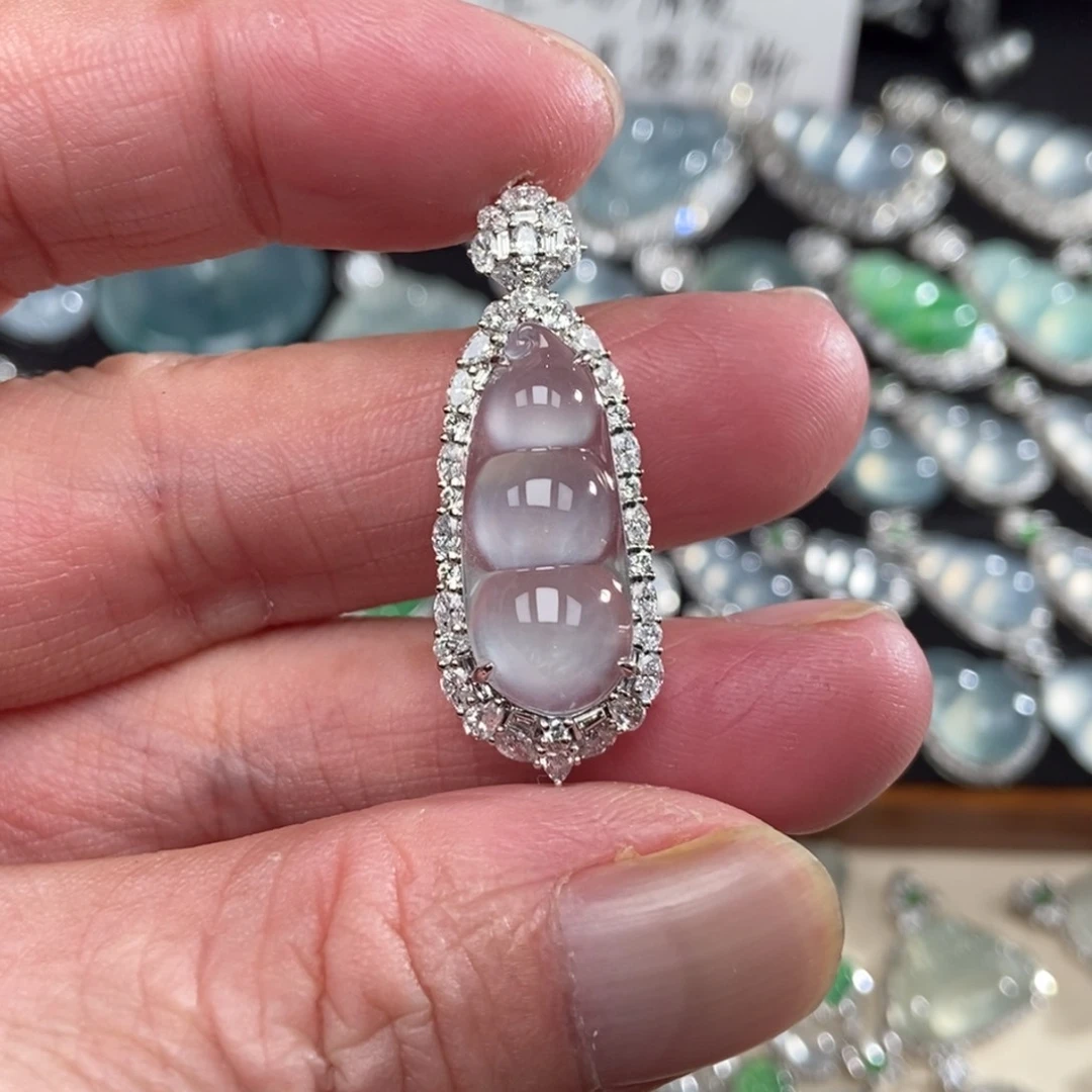 颈饰18K金镶嵌翡翠豆子