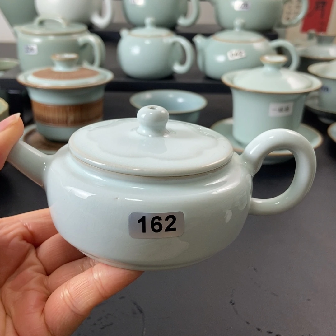 唯***一微瑕月白釉梅花壶