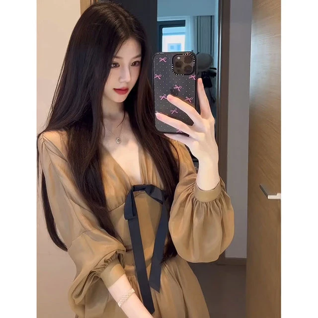 法式高级感气质V领收腰连衣裙女夏季新款温柔风独特绝美显瘦a字裙