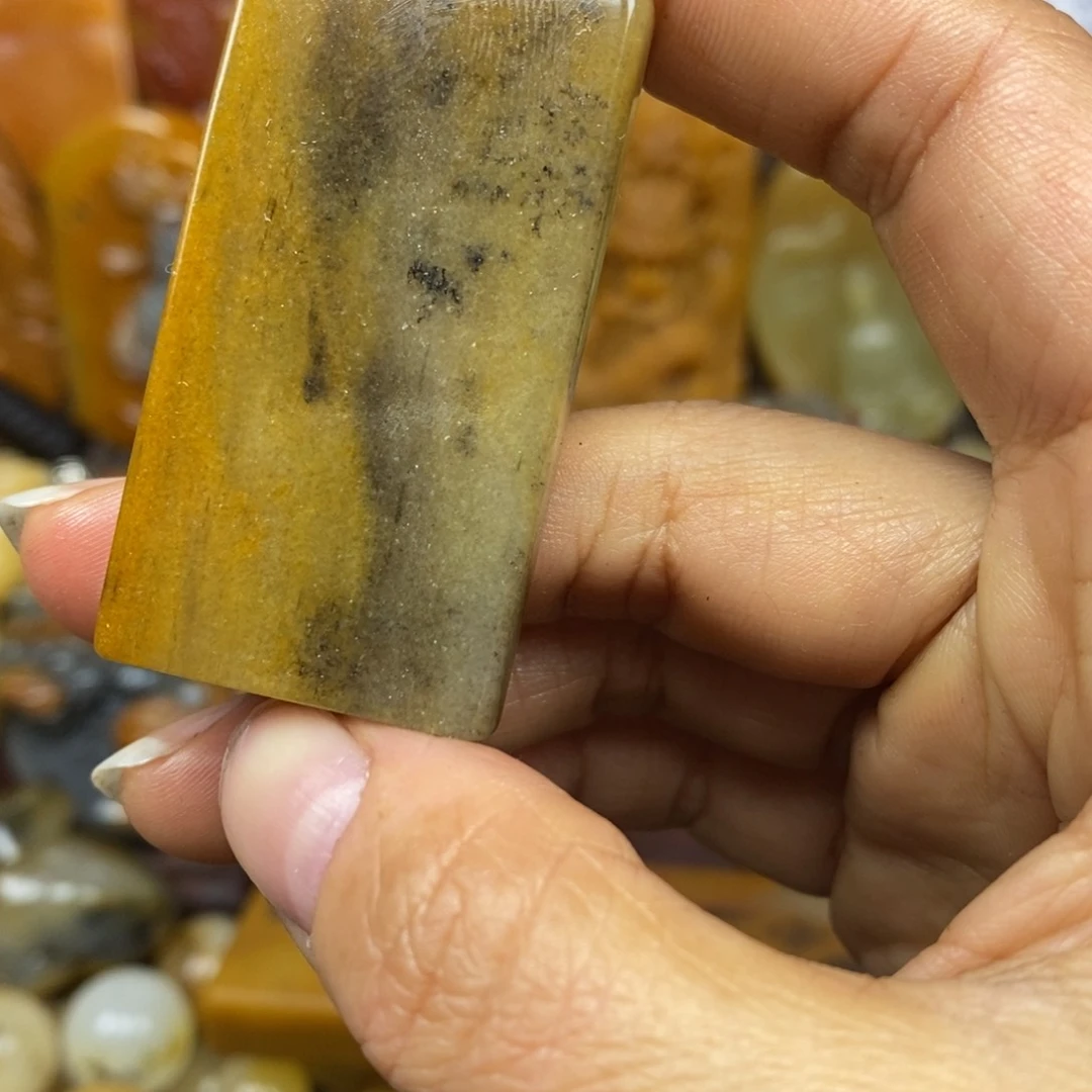 石英质玉（黄龙玉）颈饰未镶嵌