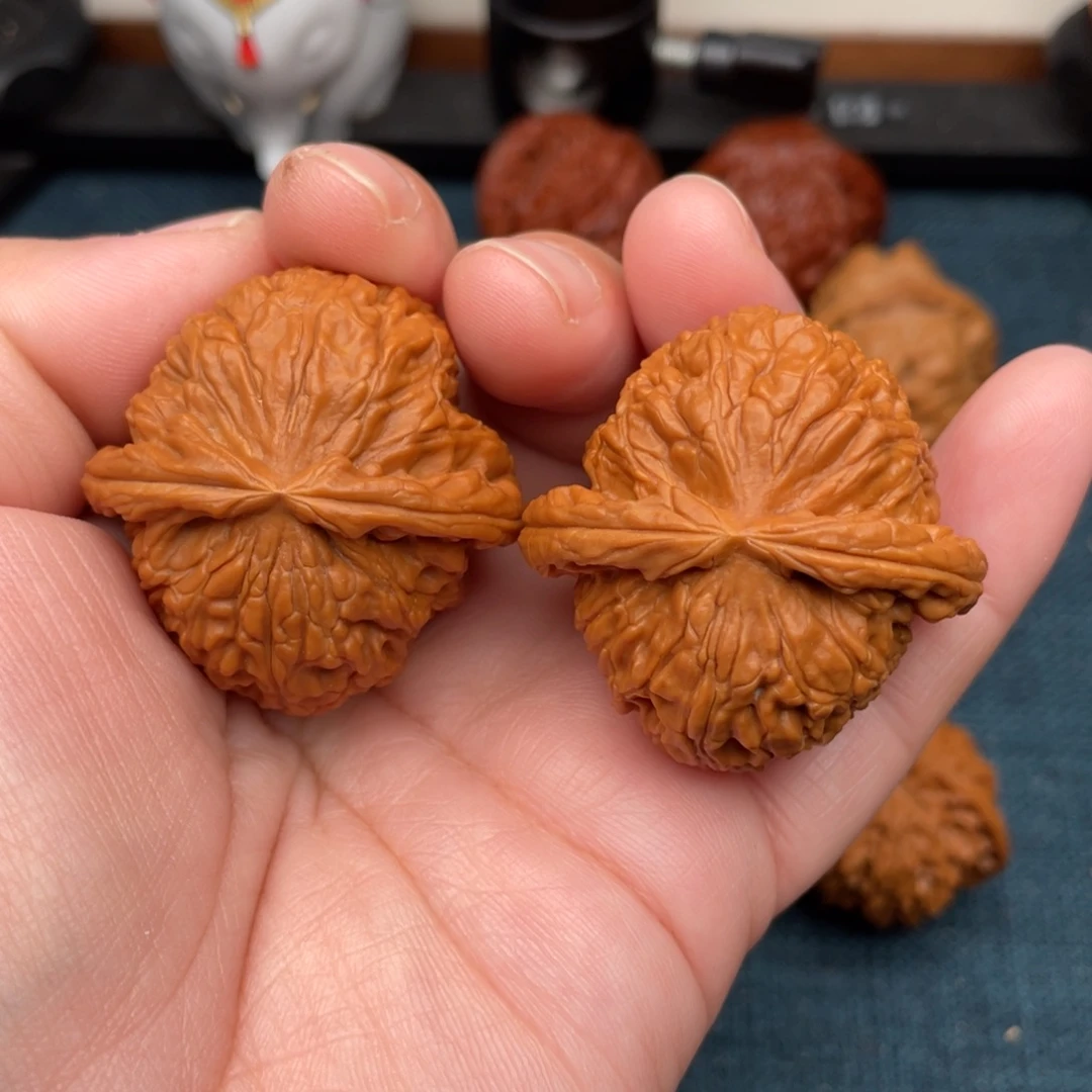 文玩核桃把件全品红皮球白40