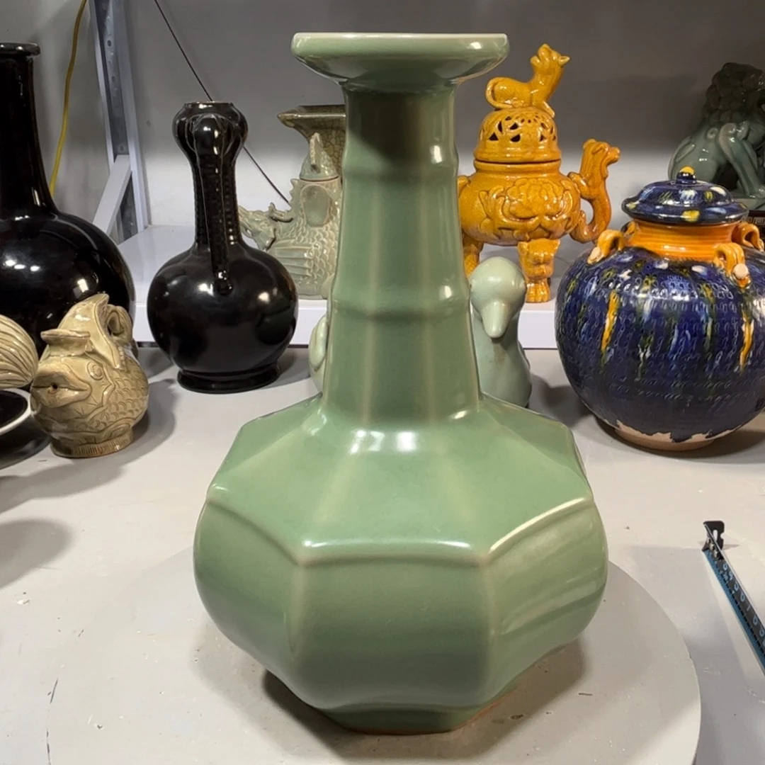 瓶龙泉青瓷品相完美