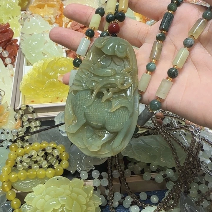 未镶嵌蛇纹石玉吊坠皇****忌