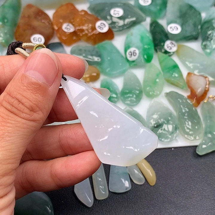 翡翠未镶嵌颈饰随型