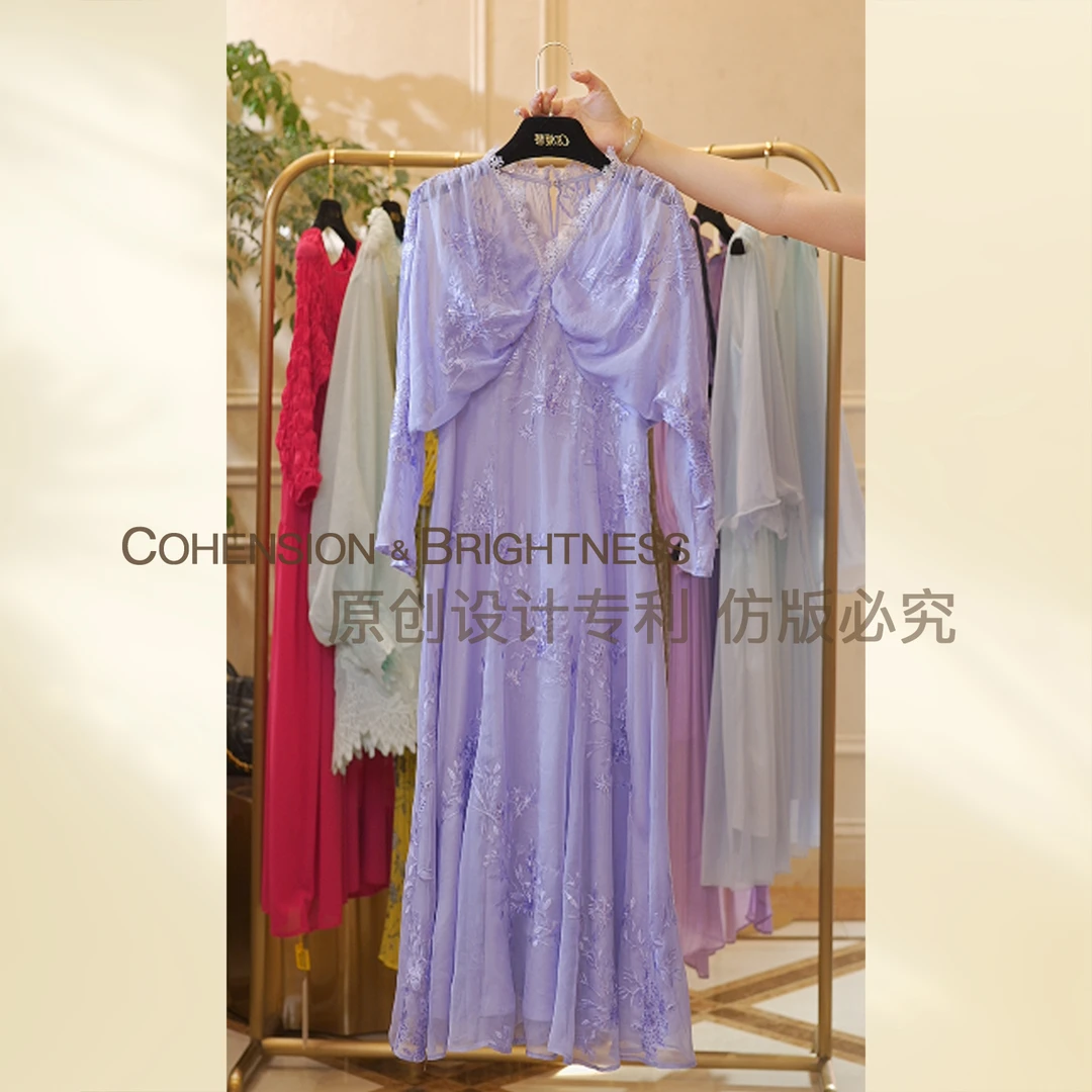 凝慧真的好【陌上花开】春夏新款简约蕾丝边V领刺绣长款连衣裙LR161