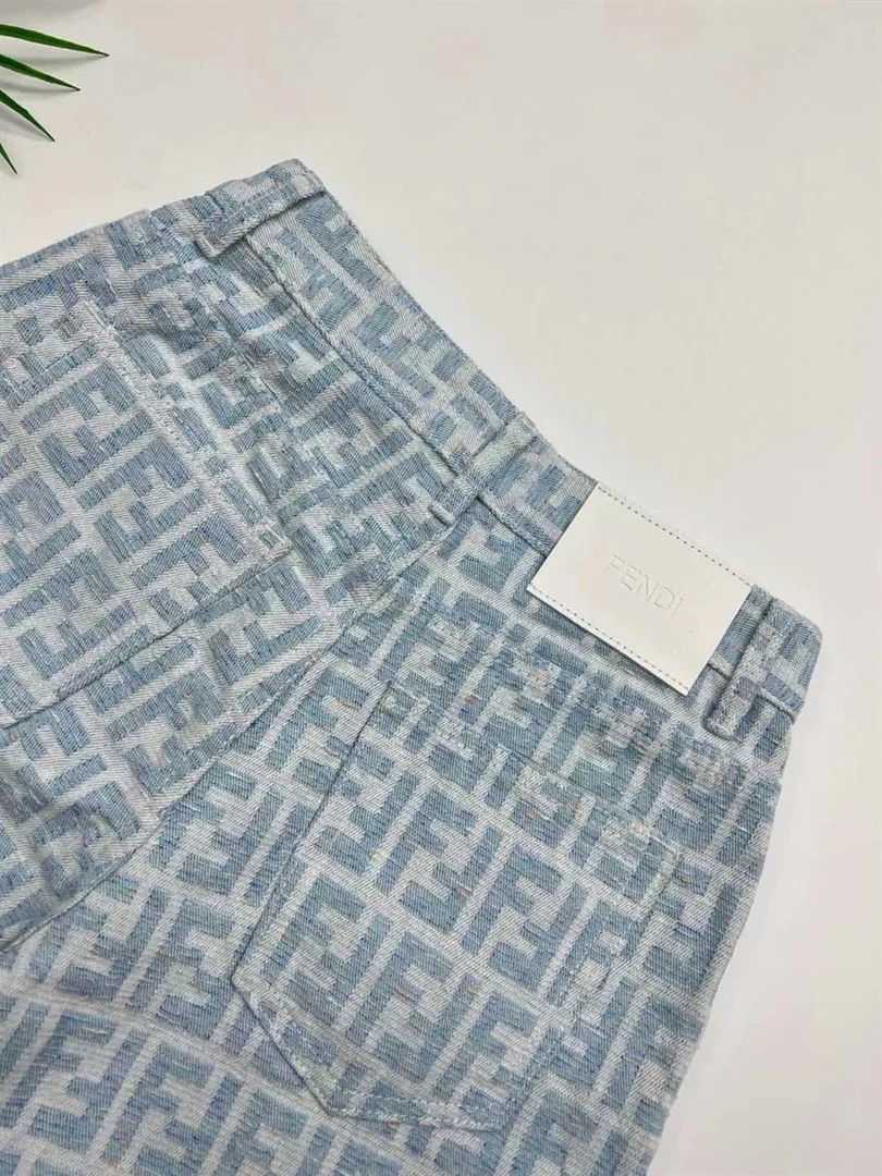 未拆封  FF图案浅蓝色短裤女款